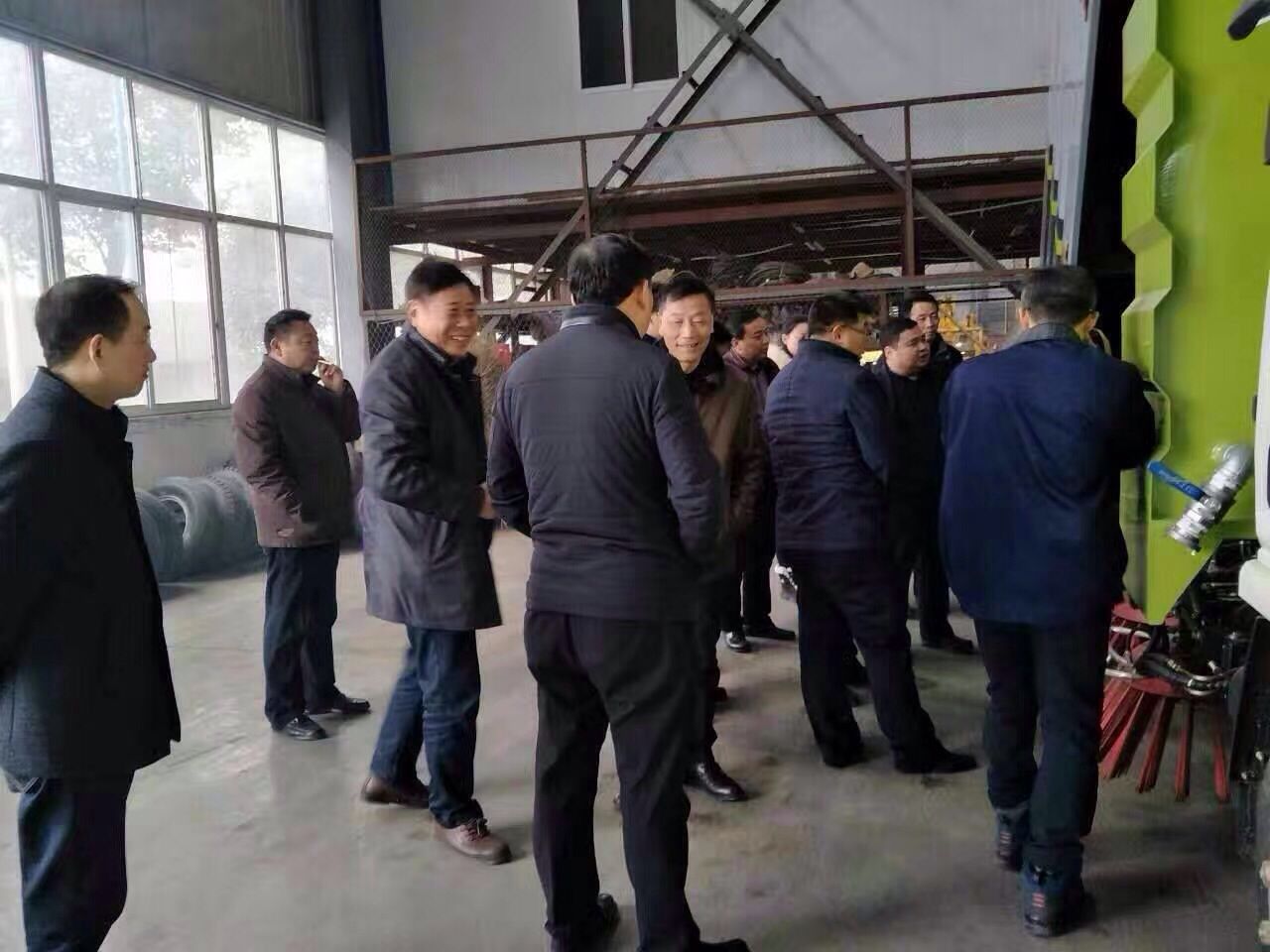 随州市领导程力专汽扫路车厂指导工作
